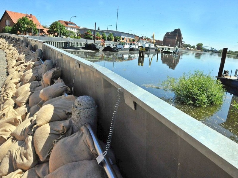 Der Elbhafen in Wittenberge ist gegen die befürchtete Hochwasserwelle gesichert.