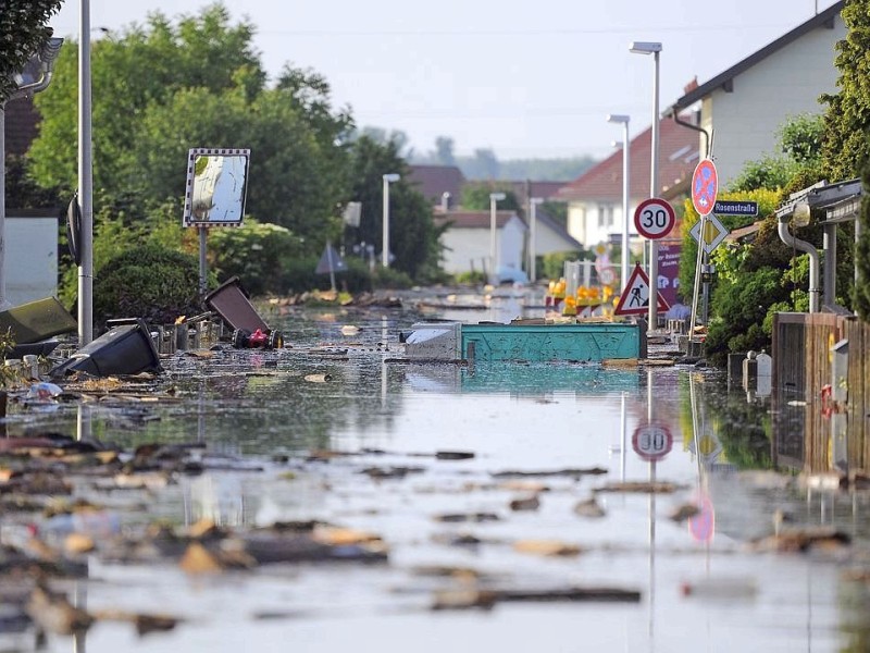 Das Hochwasser hält Deutschland weiter in Atem. Die vielen Helfer kommen an ihre körperlichen Grenzen, während die Flutwelle weiterhin durch Deutschland zieht.