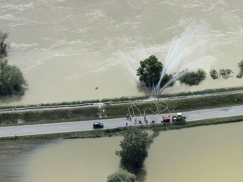 Das Hochwasser hält Deutschland weiter in Atem. Die vielen Helfer kommen an ihre körperlichen Grenzen, während die Flutwelle weiterhin durch Deutschland zieht.