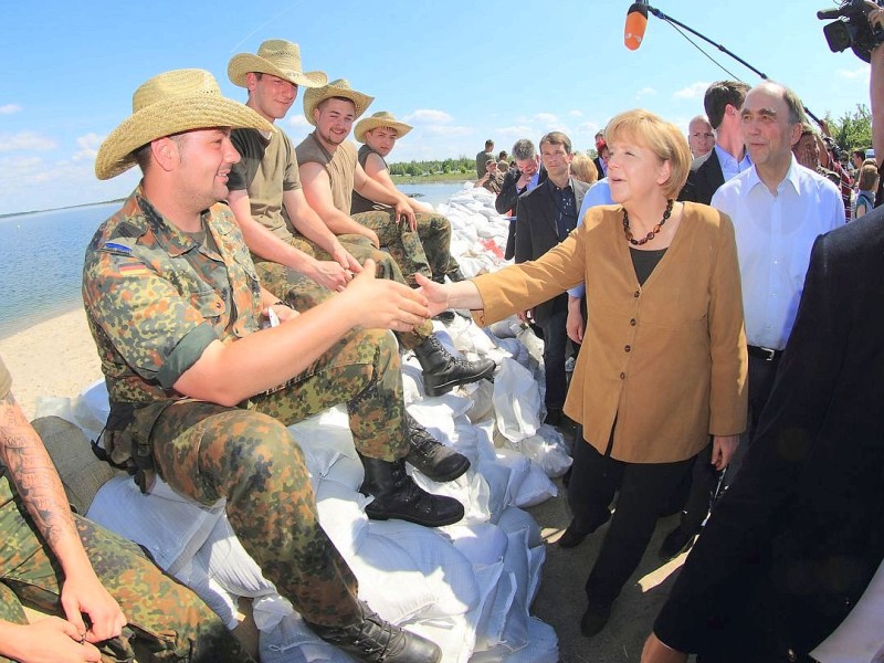 Bundeskanzlerin Merkel macht sich in Bitterfeld ein Bild von der Hochwassersituation.