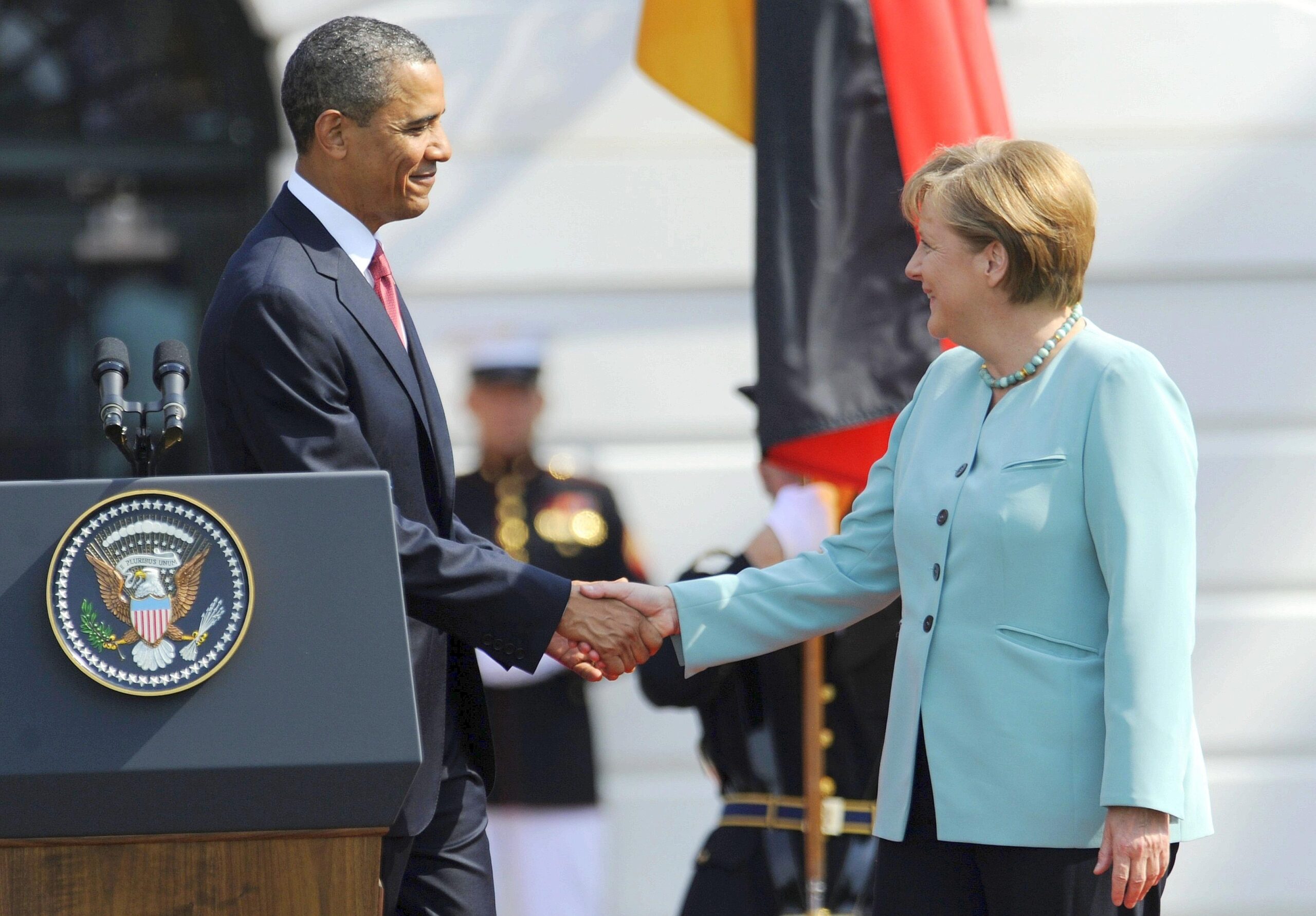 Obama erklärte bei der Zeremonie, es sei für ihn und seine Frau sowie für das amerikanische Volk eine große Ehre, die Kanzlerin wieder in den USA begrüßen zu dürfen. Merkel ...