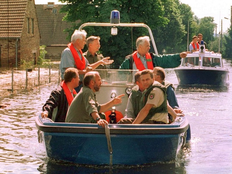 1997 fuhr Ministerpräsident von Brandenburg, Manfred Stolpe (r), durch die vom Oder-Hochwasser überflutete Ernst-Thälmann-Siedlung südlich von Frankfurt an der Oder.