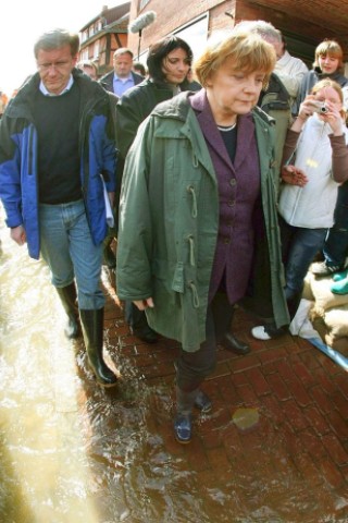 Bundeskanzlerin Angela Merkel hat früher auch schon Erfahrungen in Hochwassergebieten sammeln können.