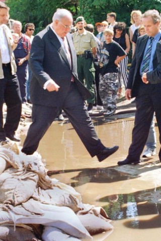 Viele Politiker machen sich selbst ein Bild von der Lage in deutschen Hochwassergebieten. 1997 besucht der damalige Bundeskanzler Helmut Kohl…