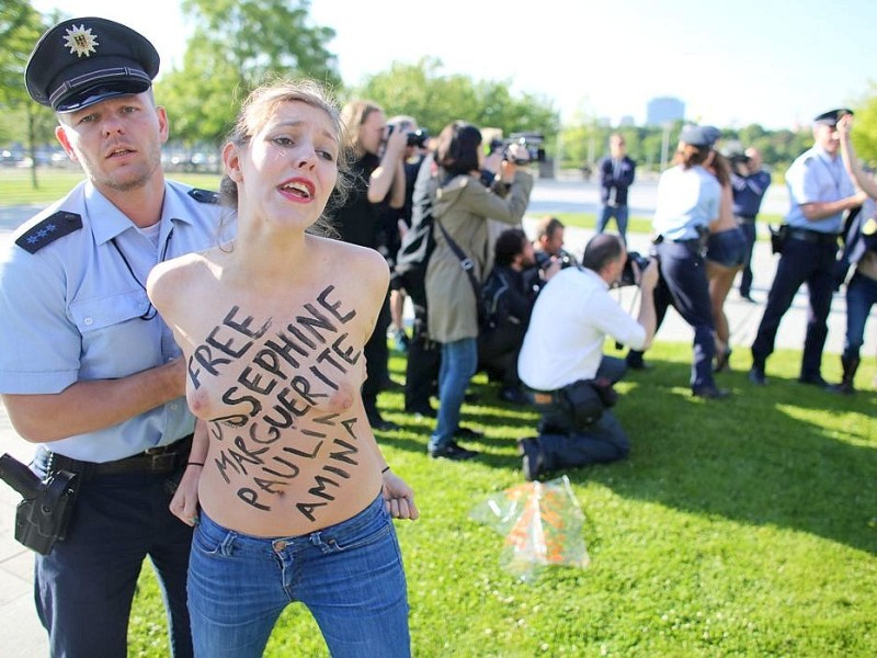 Vor dem Bundeskanzleramt in Berlin protestieren Femen-Aktivistinnen für die Freilassung einer in Tunesien inhaftierten Kameradin.