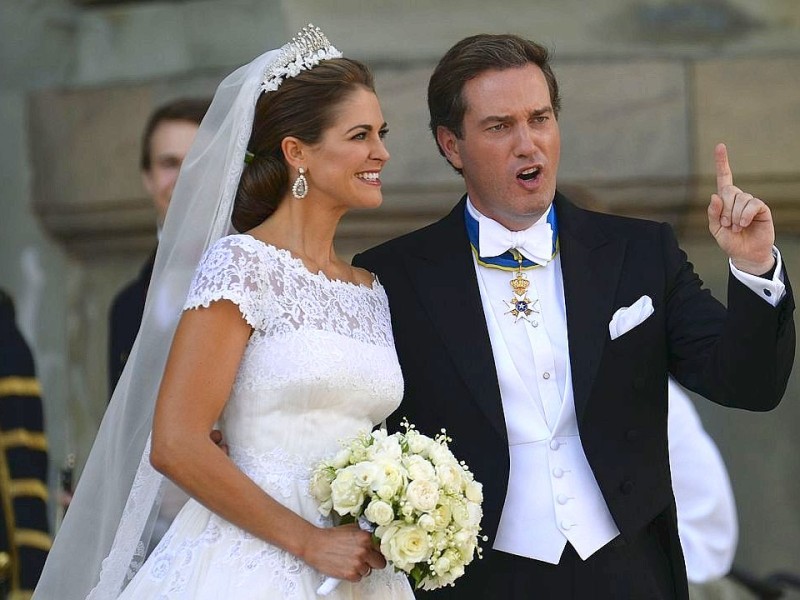 The newly wed Princess Madeleine of Sweden and Christopher O´Neill gesture on June 8, 2013 as they leave the royal chapel at the royal castle in Stockholm after the Swedish Royal wedding.  AFP PHOTO / JONATHAN NACKSTRAND
