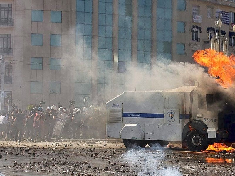 Erneut geht die türkische Polizei gegen Demonstranten vor. In Istanbul stürmten die Einsatzkräfte die Barrikaden auf dem Taksim-Platz.