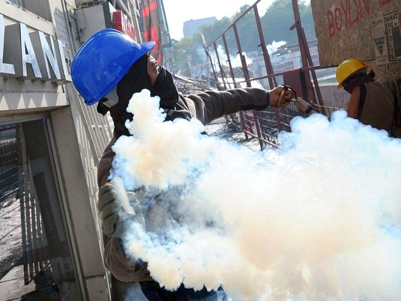 Erneut geht die türkische Polizei gegen Demonstranten vor. In Istanbul stürmten die Einsatzkräfte die Barrikaden auf dem Taksim-Platz.