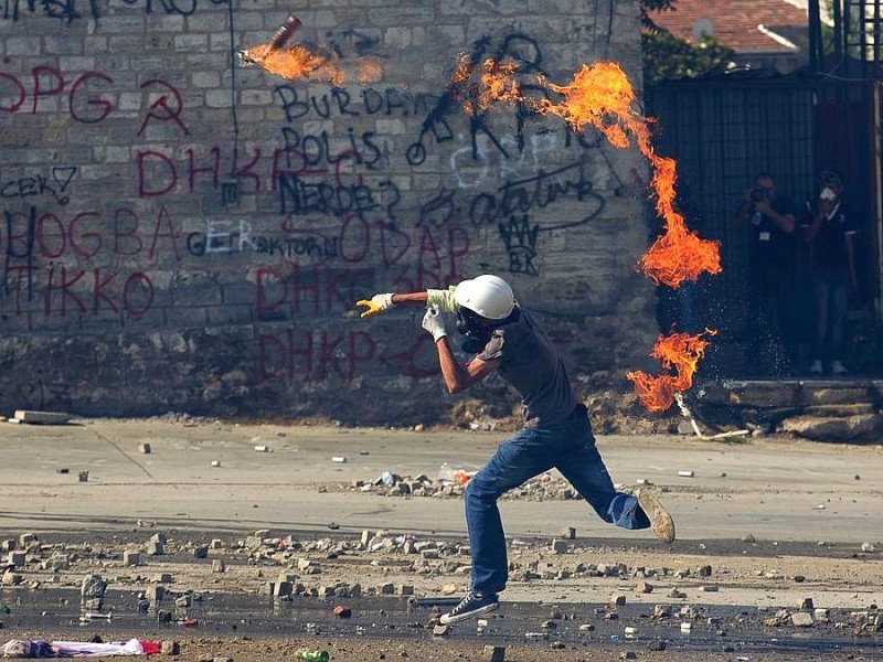 Erneut geht die türkische Polizei gegen Demonstranten vor. In Istanbul stürmten die Einsatzkräfte die Barrikaden auf dem Taksim-Platz.