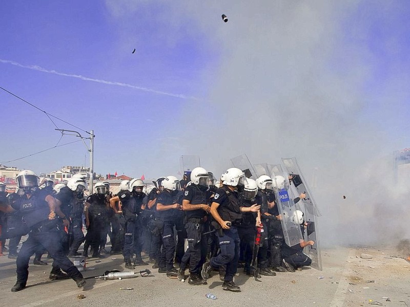 Erneut geht die türkische Polizei gegen Demonstranten vor. In Istanbul stürmten die Einsatzkräfte die Barrikaden auf dem Taksim-Platz.