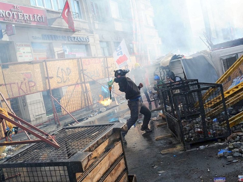 Erneut geht die türkische Polizei gegen Demonstranten vor. In Istanbul stürmten die Einsatzkräfte die Barrikaden auf dem Taksim-Platz.