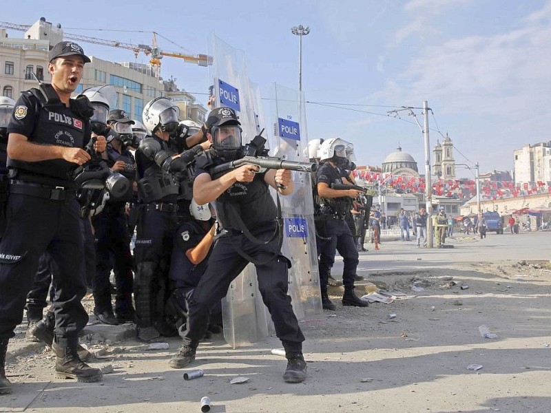 Erneut geht die türkische Polizei gegen Demonstranten vor. In Istanbul stürmten die Einsatzkräfte die Barrikaden auf dem Taksim-Platz.