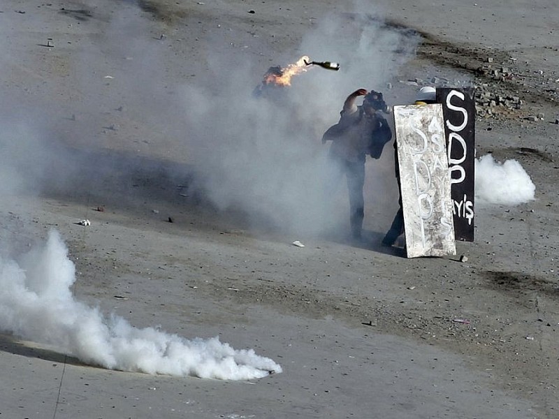 Erneut geht die türkische Polizei gegen Demonstranten vor. In Istanbul stürmten die Einsatzkräfte die Barrikaden auf dem Taksim-Platz.