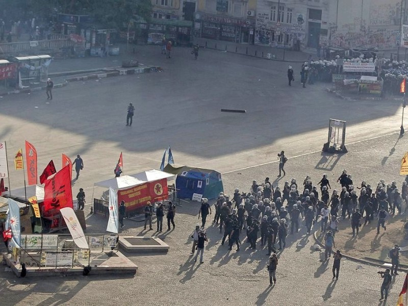 Erneut geht die türkische Polizei gegen Demonstranten vor. In Istanbul stürmten die Einsatzkräfte die Barrikaden auf dem Taksim-Platz.