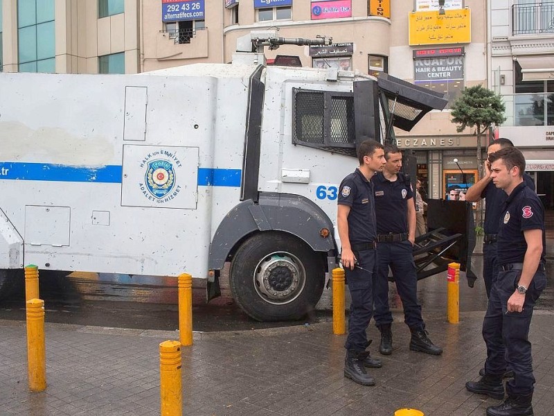 Erneut geht die türkische Polizei gegen Demonstranten vor. In Istanbul stürmten die Einsatzkräfte die Barrikaden auf dem Taksim-Platz.