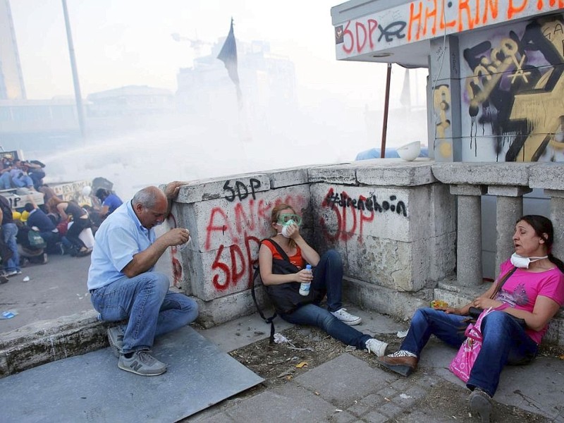 Erneut geht die türkische Polizei gegen Demonstranten vor. In Istanbul stürmten die Einsatzkräfte die Barrikaden auf dem Taksim-Platz.