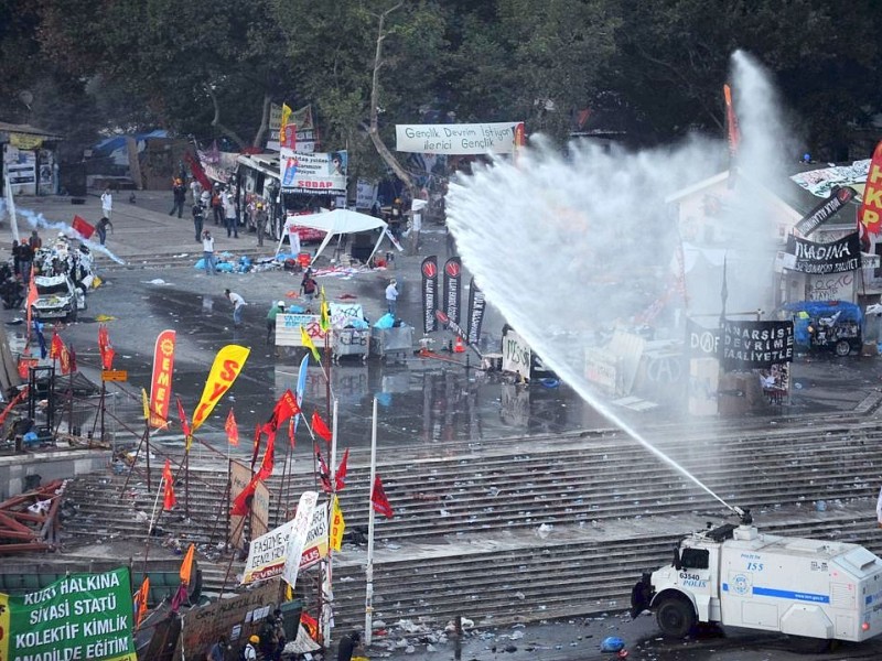 Erneut geht die türkische Polizei gegen Demonstranten vor. In Istanbul stürmten die Einsatzkräfte die Barrikaden auf dem Taksim-Platz.