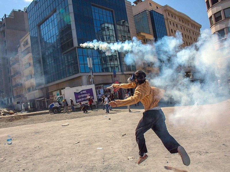 Erneut geht die türkische Polizei gegen Demonstranten vor. In Istanbul stürmten die Einsatzkräfte die Barrikaden auf dem Taksim-Platz.