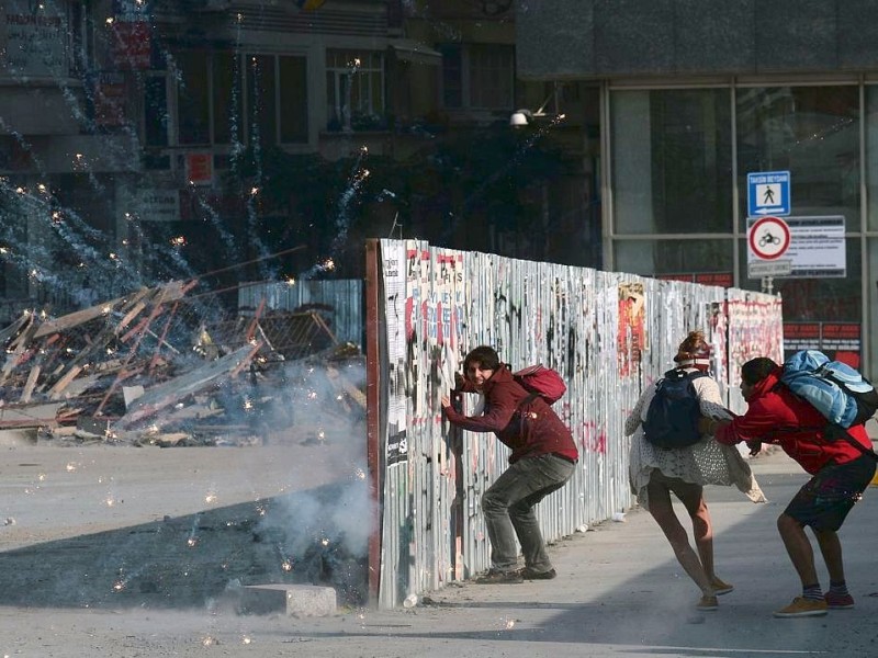 Erneut geht die türkische Polizei gegen Demonstranten vor. In Istanbul stürmten die Einsatzkräfte die Barrikaden auf dem Taksim-Platz.