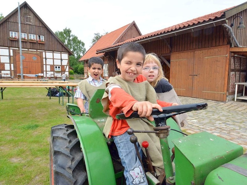 Die Kinder der Kita Pfifikus besuchen das Heimatmuseum der EHV am Mittwoch, dem 12.06.2013 an der Engelsburger Str. in Bochum. Foto: Gero Helm / WAZ FotoPool.