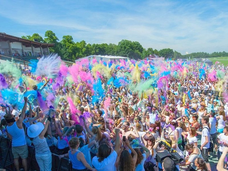 Etwa 10 000 Menschen haben am Samstag in München ein farbenfrohes Fest gefeiert - und sich beim Holi Festival of Colours gegenseitig mit farbigem Maismehl und Lebensmittelfarbe beworfen.