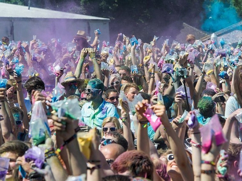 Etwa 10 000 Menschen haben am Samstag in München ein farbenfrohes Fest gefeiert - und sich beim Holi Festival of Colours gegenseitig mit farbigem Maismehl und Lebensmittelfarbe beworfen.