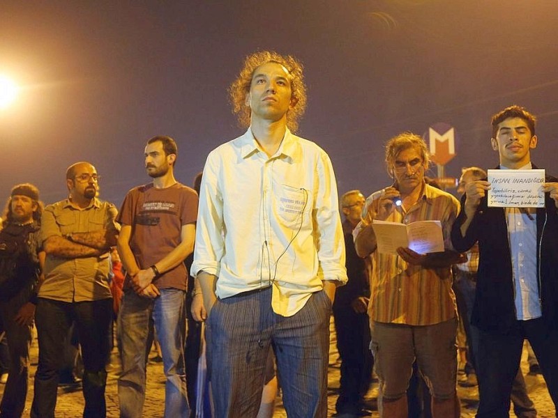 ... stand am Montag stundenlang regungslos auf dem Taksim-Platz in Istanbul...