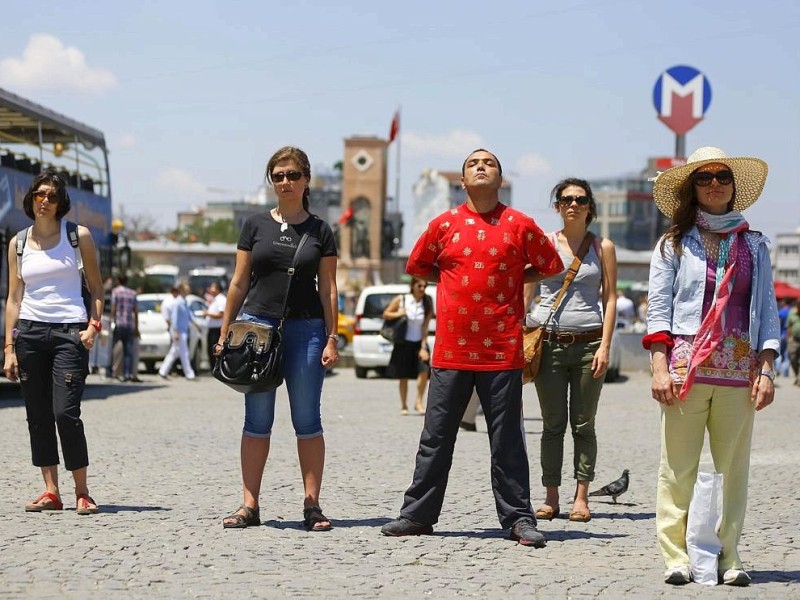 Noch mehr Türken schließen sich dem stillen Duranadam-Protest an.