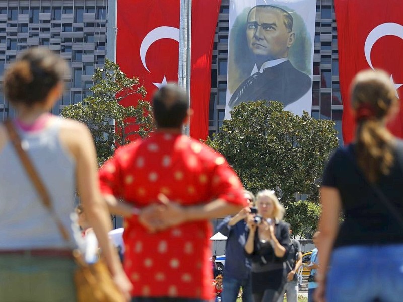 Noch mehr Türken schließen sich dem stillen Duranadam-Protest an.