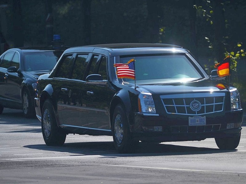 Da kommt er - Obama fährt mit seiner gepanzerten Limousine, die „The Beast“ – das Biest genannt wird, zu seinen zahlreichen Terminen in der Hauptstadt.