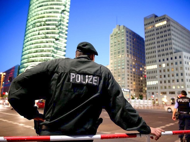 Berlin im Ausnahmezustand – Polizisten sperren Teile der Berliner Innenstadt ab.