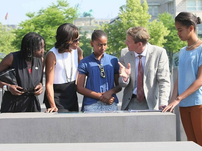 Währenddessen besichtigen die „First Lady“ Michelle Obama und die Töchter Sasha und Malia die Sehenswürdigkeiten der Haupstadt.