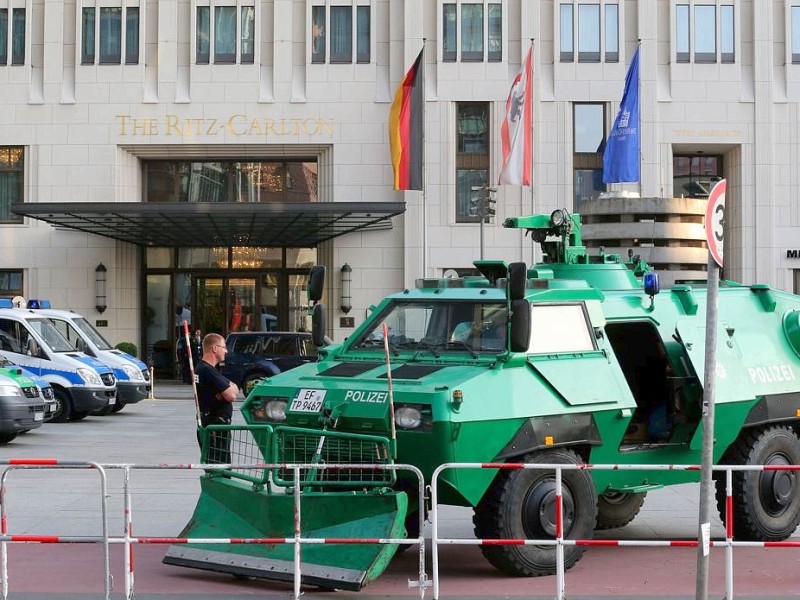Ein gepanzerter Sonderwagen der Polizei bewacht das Berliner Ritz-Carlton Hotel, in dem Obama und seine Familie übernachten.