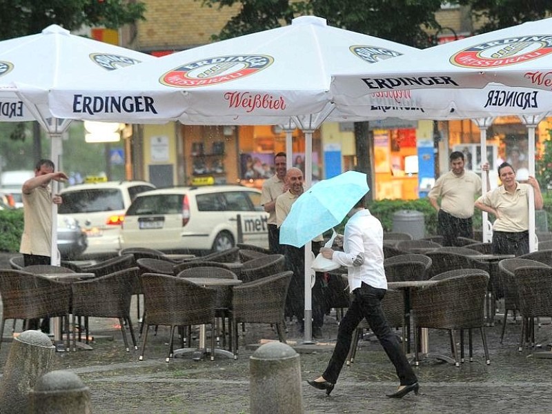 ...  Passanten bahnen sich einen Weg durch den Regen.