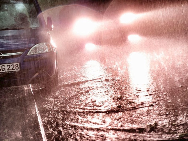 Starke Regenfälle überschwemmen die Straßen in Bochum-Weitmar.