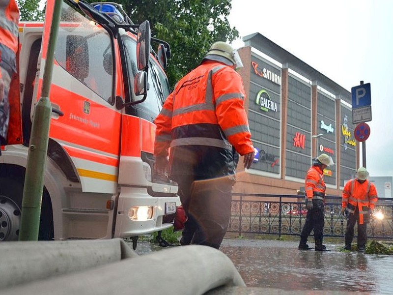 Unwetter in Hagen: Regen und Hagel ließen die Feuerwehr ausrücken. Am Elbersufer liefen Keller voll. WP-Foto: Jens Stubbe