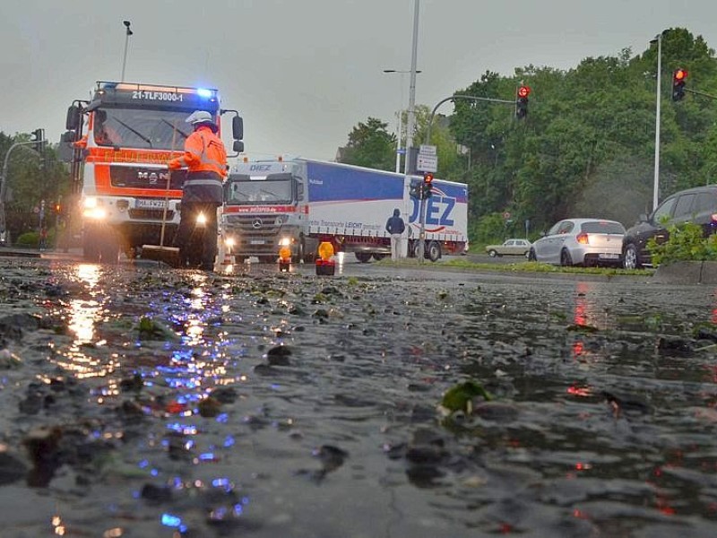 Unwetter in Hagen: Regen und Hagel ließen die Feuerwehr ausrücken. Am Elbersufer liefen Keller voll. WP-Foto: Jens Stubbe