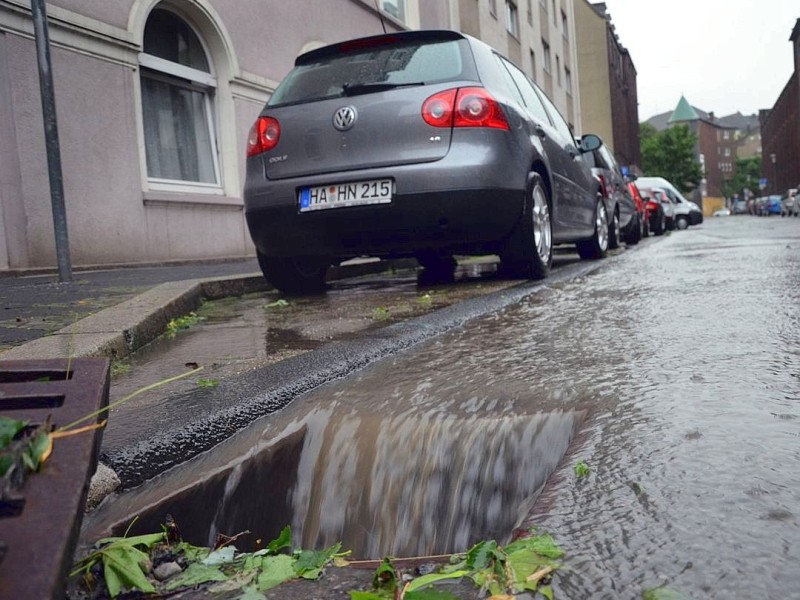 Unwetter in Hagen: Regen und Hagel ließen die Feuerwehr ausrücken. Am Elbersufer liefen Keller voll. WP-Foto: Jens Stubbe