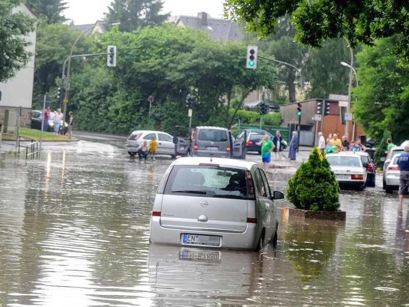 Das Unwetter hat Witten besonders schwer erwischt.  In kurzer Zeit füllten sich Straßen und Häuser mit Wasser. Autos standen teilweise bis zum Dach im Wasser.