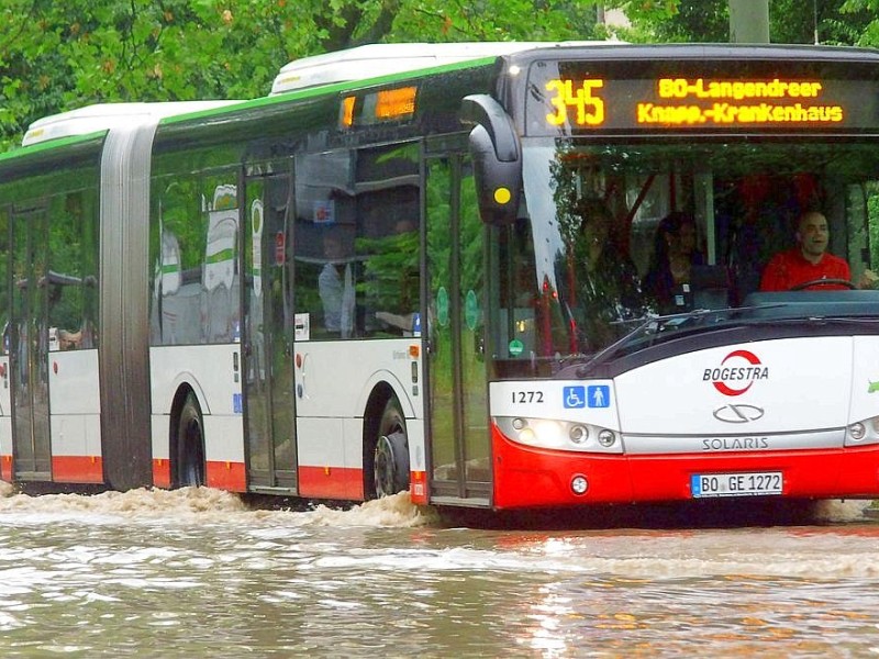 Der überflutete Werner Hellweg in Bochum Werne. Foto: Gero Helm / WAZ FotoPool.