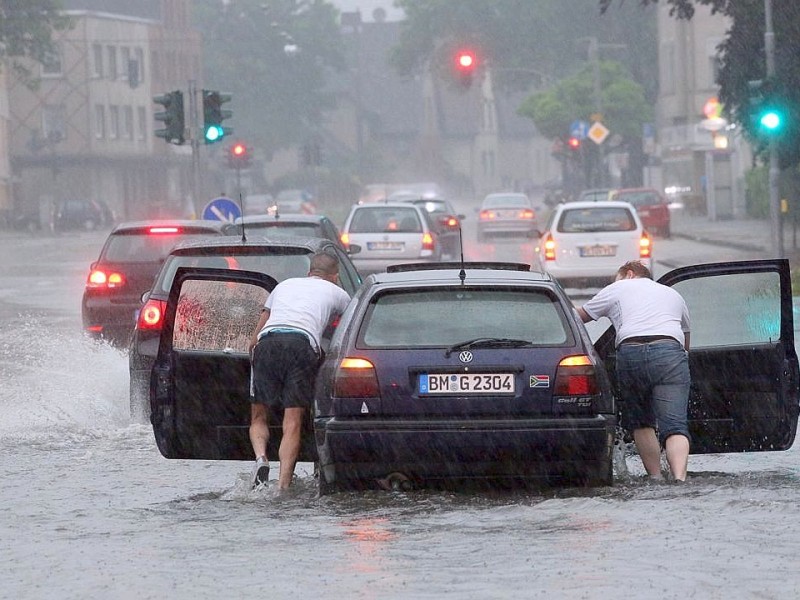 Ein gestrandetes Auto auf der Habinghorster Straße in Castrop-Rauxel. Foto: Stefan Arend / WAZ Fotopool