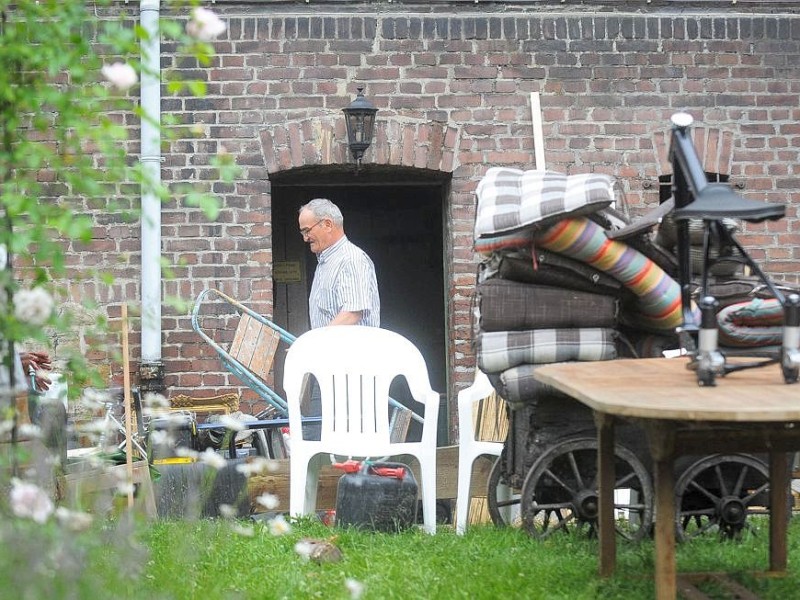 Ab in den Sperrmüll: Am Tag nach dem Unwetter sind Bewohner dabei die Schäden zu sichten und mit den Aufräumungsarbeiten zu beginnen. Wie hier in Witten in der Herbeder Straße hat der Regen deutliche Spuren hinterlassen.