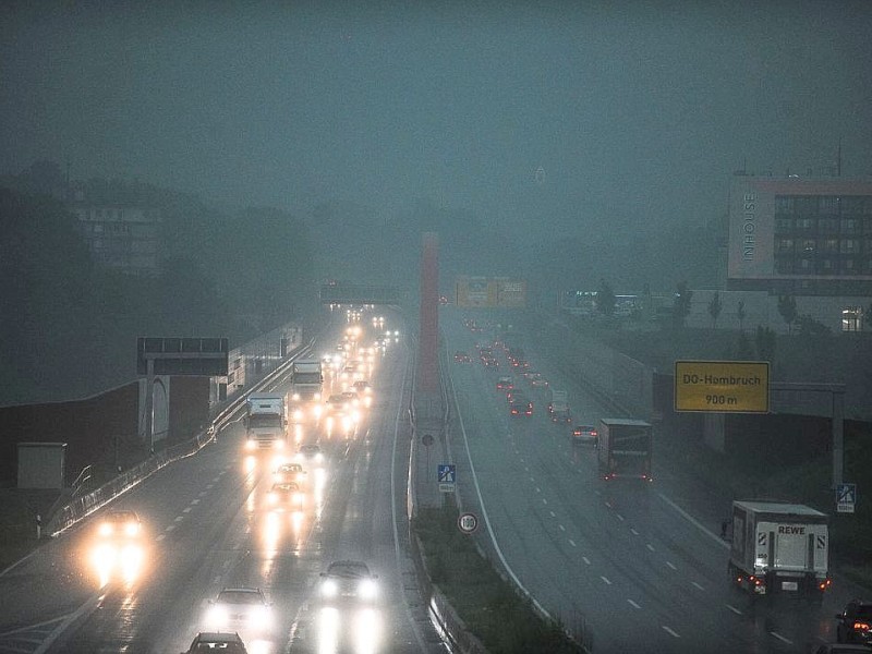 Starker Regen in Dortmund. Gegen 14 Uhr war es im Kreuzviertel und an der Bundestraße 1 so dunkel wie sonst nur in den Abendstunden.