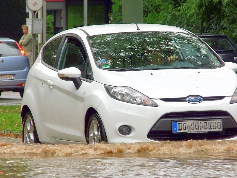Das Bild zeigt der überflutete Werner Hellweg am Donnerstag, dem  20.06.2013 in Bochum Werne. Foto: Gero Helm / WAZ FotoPool.