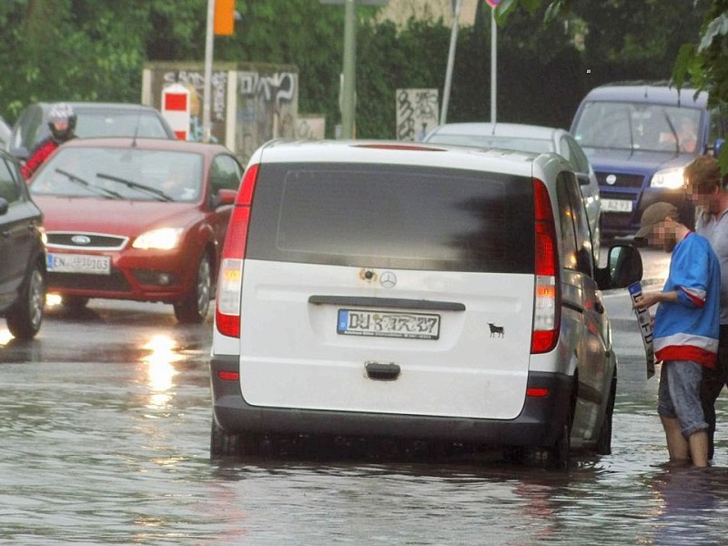 Das Bild zeigt dir überflutete Ümminger Straße am Donnerstag, dem  20.06.2013 in Bochum Werne. Foto: Gero Helm / WAZ FotoPool.