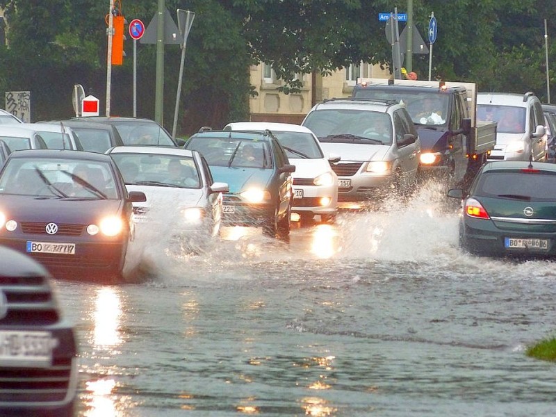 Das Bild zeigt dir überflutete Ümminger Straße am Donnerstag, dem  20.06.2013 in Bochum Werne. Foto: Gero Helm / WAZ FotoPool.