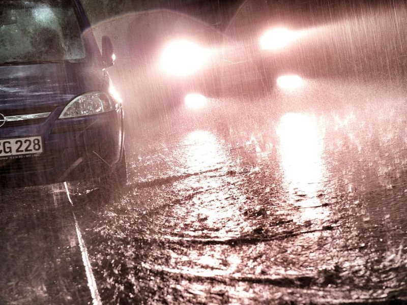 Starke Regenfälle überschwemmen die Straßen in Bochum-Weitmar, am Donnerstag, den 20. Juni  2013 in Bochum. Der Deutsche Wetterdienst hatte vor dem Unwetter gewarnt.  Foto: Ingo Otto / WAZ FotoPool