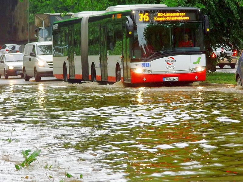 Das Bild zeigt der überflutete Werner Hellweg am Donnerstag, dem  20.06.2013 in Bochum Werne. Foto: Gero Helm / WAZ FotoPool.