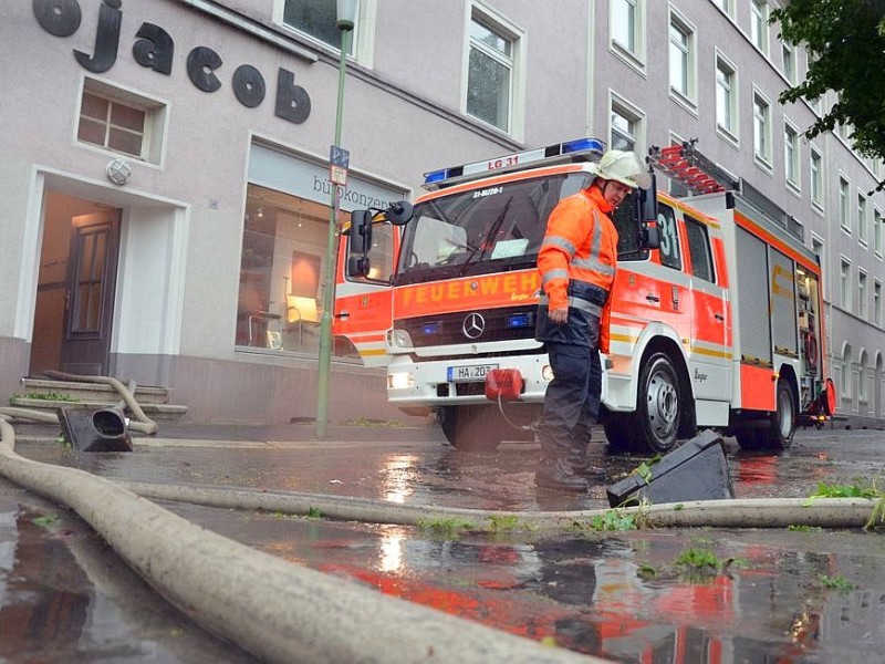 Unwetter in Hagen: am Elbersufer liefen Keller voll. Die Feuerwehr pumpte sie leer.