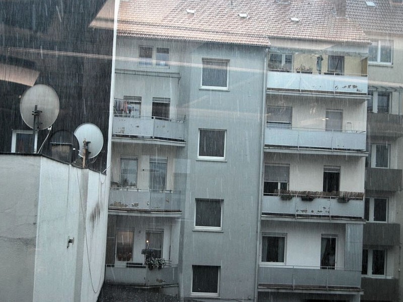 Unwetter in Hagen: Regengüsse peitschten durch die Wohnblocks.